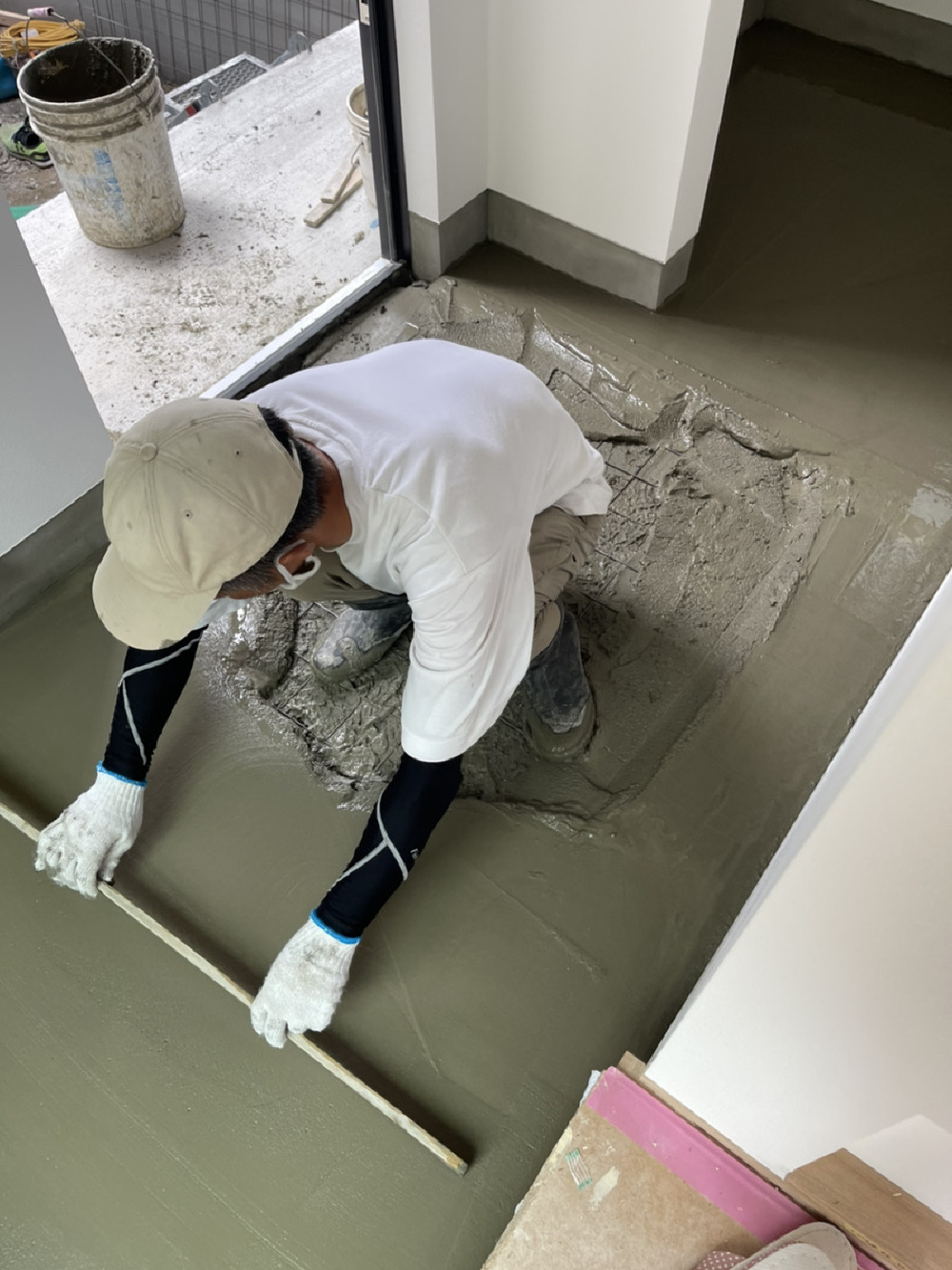 玄関土間施工中