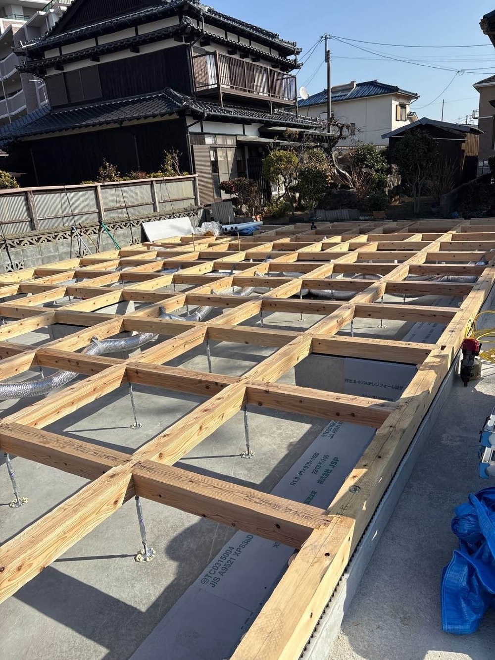 土台敷の工事が始まりました。