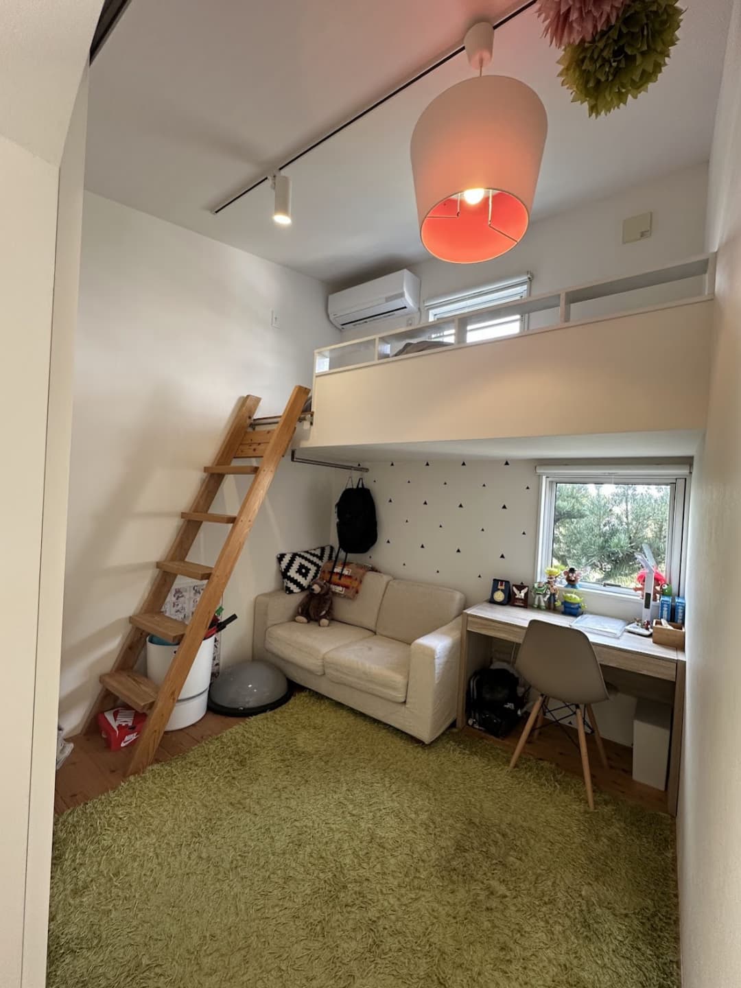 ベッドの下のこもり机。